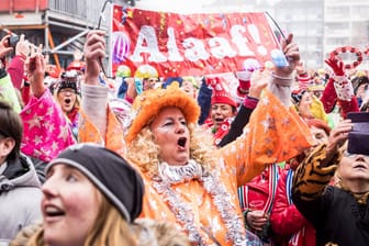 Der Rosenmontagsumzug in Köln: Zumindest diese Großveranstaltung während des Karnevals soll stattfinden
