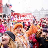 "Kölle alaaf": Von kostümierten Narren hört man den Ausruf oft beim Rosenmontagsumzug in Köln.