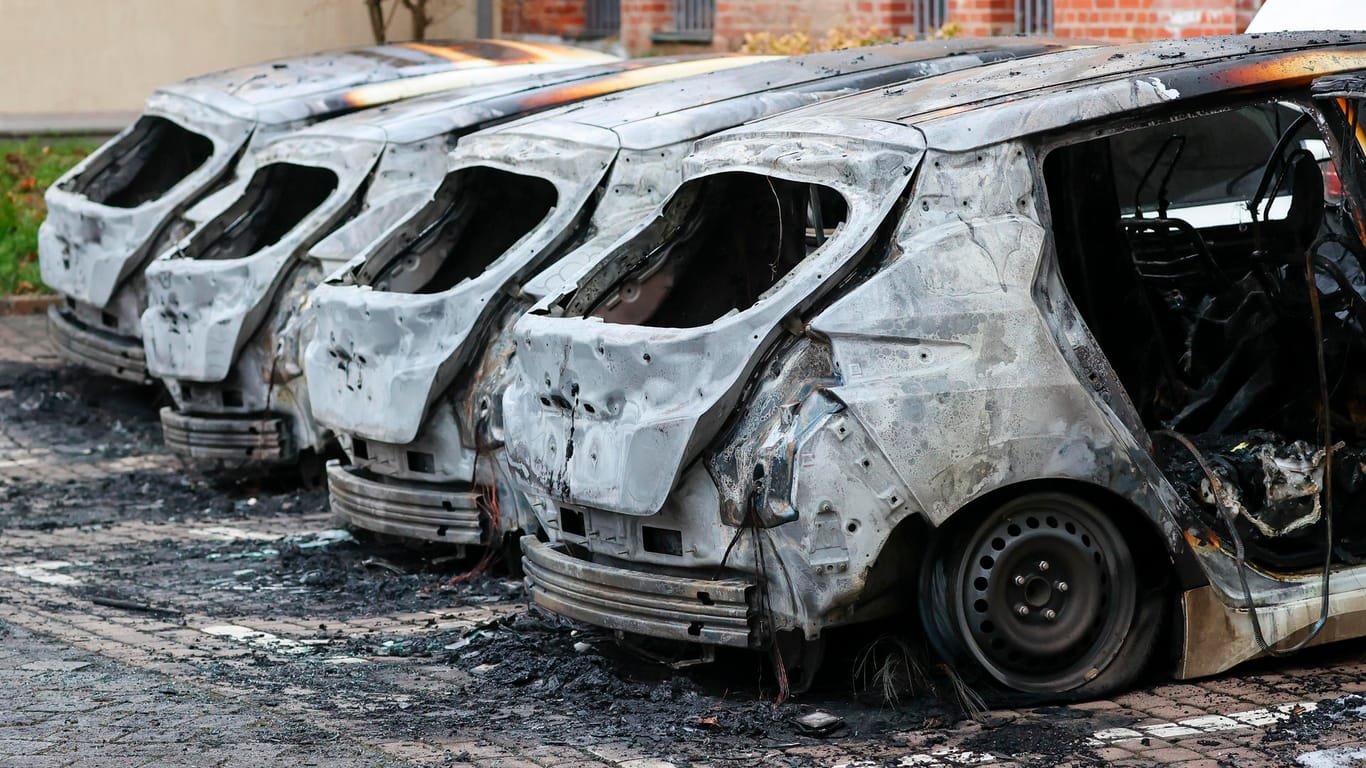 Vier ausgebrannte E-Autos: Die Ursache für das Feuer ist laut Polizei noch unklar.