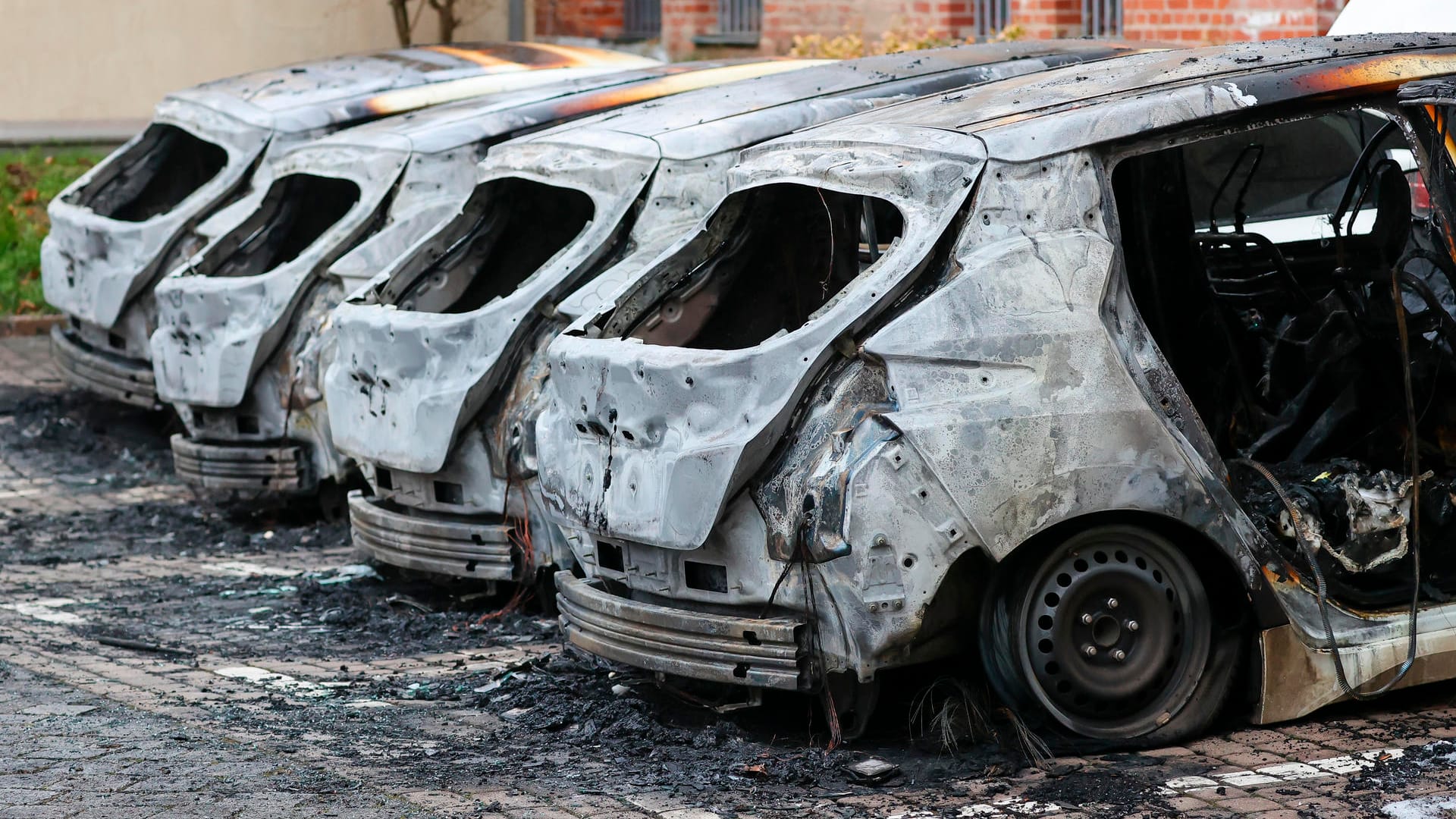 Vier ausgebrannte E-Autos: Die Ursache für das Feuer ist laut Polizei noch unklar.