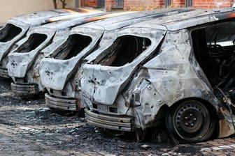 Vier ausgebrannte E-Autos: Die Ursache für das Feuer ist laut Polizei noch unklar.
