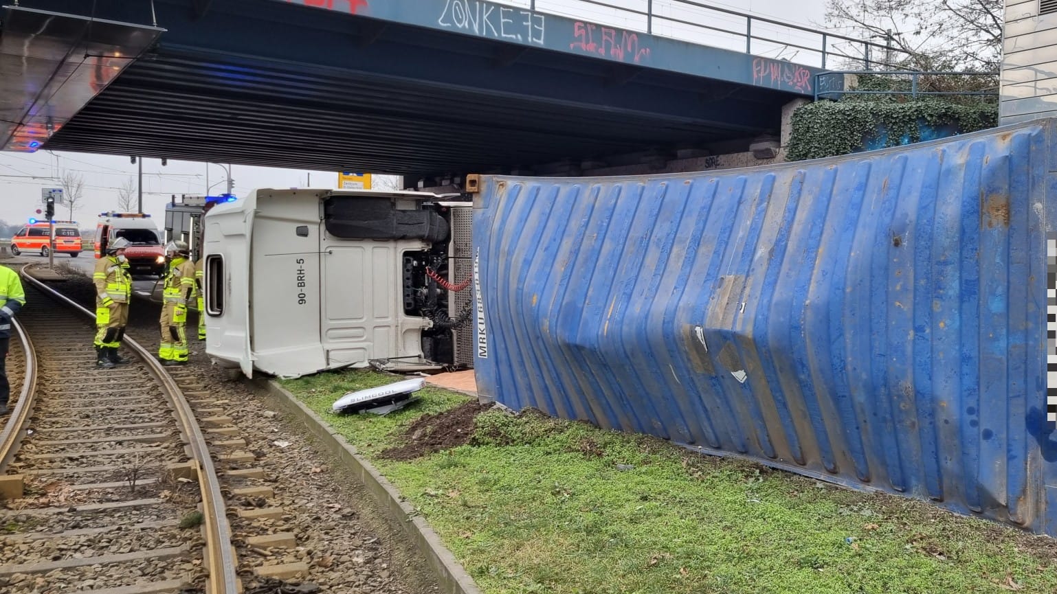 Unfallstelle mit umgekipptem Lkw: Derzeit kommt es im Bereich Plockstraße / Holzstraße zu Verkehrsbehinderungen.