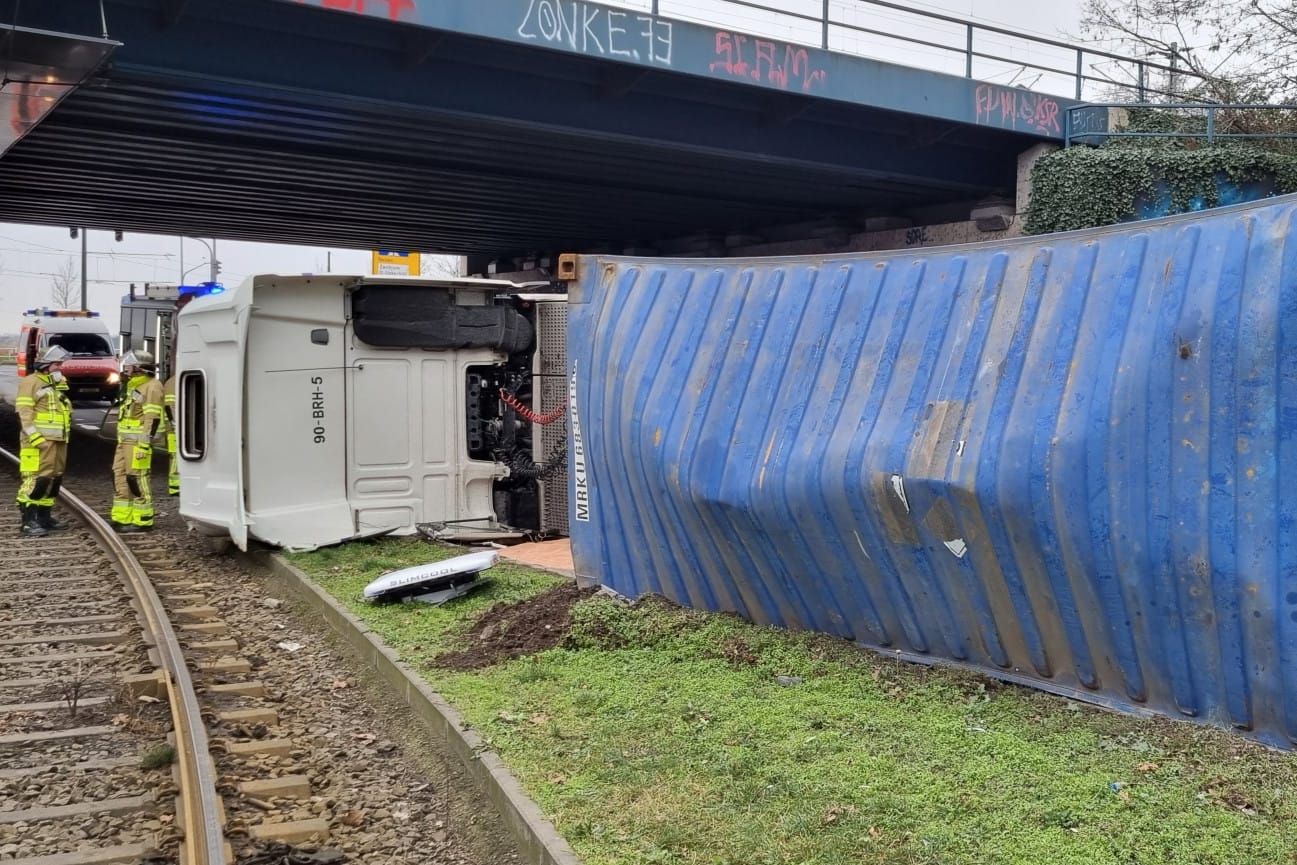 Unfallstelle mit umgekipptem Lkw: Derzeit kommt es im Bereich Plockstraße / Holzstraße zu Verkehrsbehinderungen.