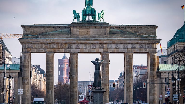 Blick auf das Brandenburger Tor und das Rote Rathaus (Symbolbild): Berlin bekam im vergangenen Jahr pro Einwohner 983 Euro.