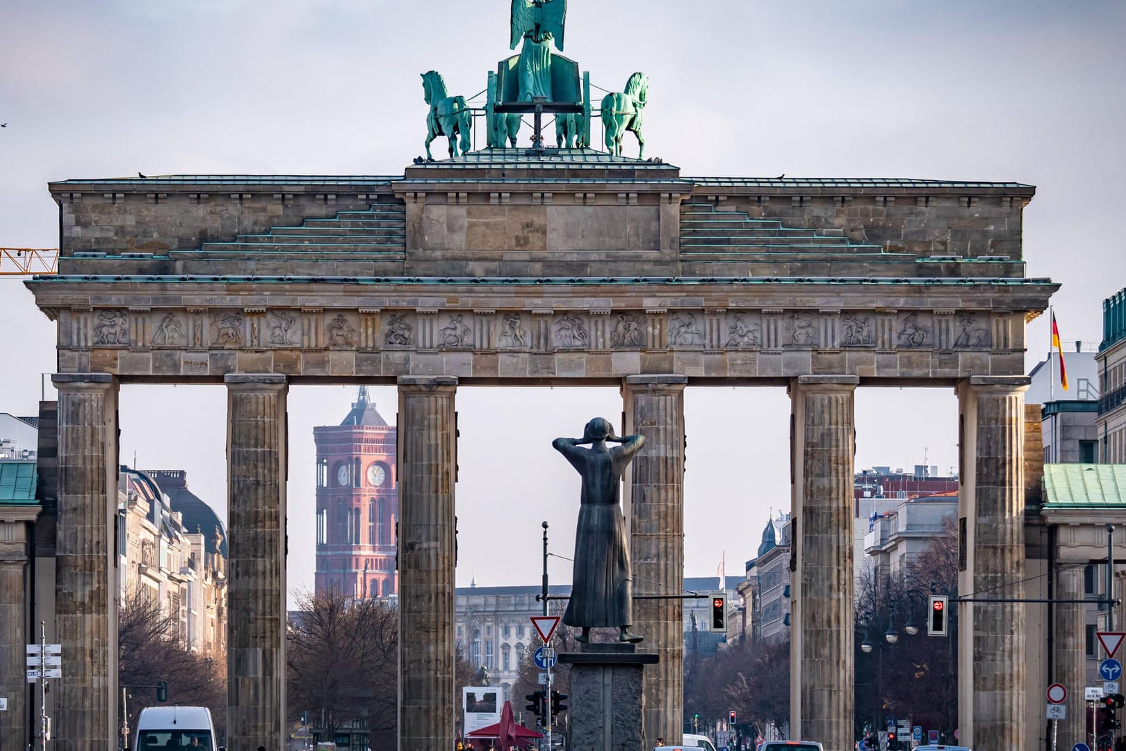 Blick auf das Brandenburger Tor und das Rote Rathaus (Symbolbild): Berlin bekam im vergangenen Jahr pro Einwohner 983 Euro.