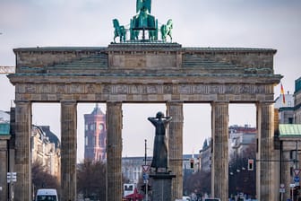 Blick auf das Brandenburger Tor und das Rote Rathaus (Symbolbild): Berlin bekam im vergangenen Jahr pro Einwohner 983 Euro.