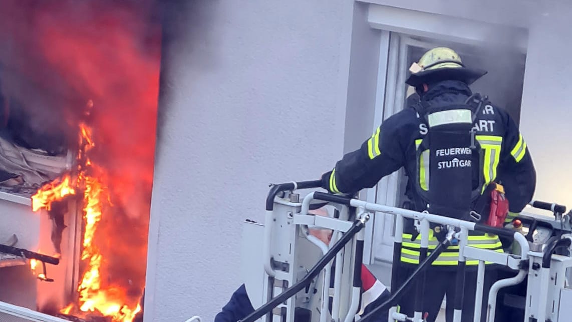 Mit einer Drehleiter rettet die Feuerwehr einen Mann vom Balkon einer brennenden Wohnung: Später entdeckten die Einsatzkräfte dort eine Leiche. Mit einer Drehleiter rettet die Feuerwehr einen Mann vom Balkon einer brennenden Wohnung: Später entdeckten die Einsatzkräfte dort eine Leiche.