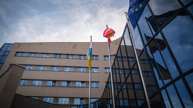Auf der spanischen Ferieninsel Teneriffa hat der Prozess gegen einen Mann aus Sachsen-Anhalt begonnen.