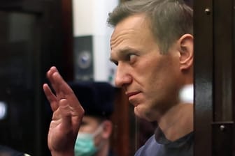 Alexej Nawalny bei einer Gerichtsanhörung im Februar 2021: Insgesamt stehen jetzt zehn Personen auf der Terrorliste, darunter seine Vertraute Ljubow Sobol.