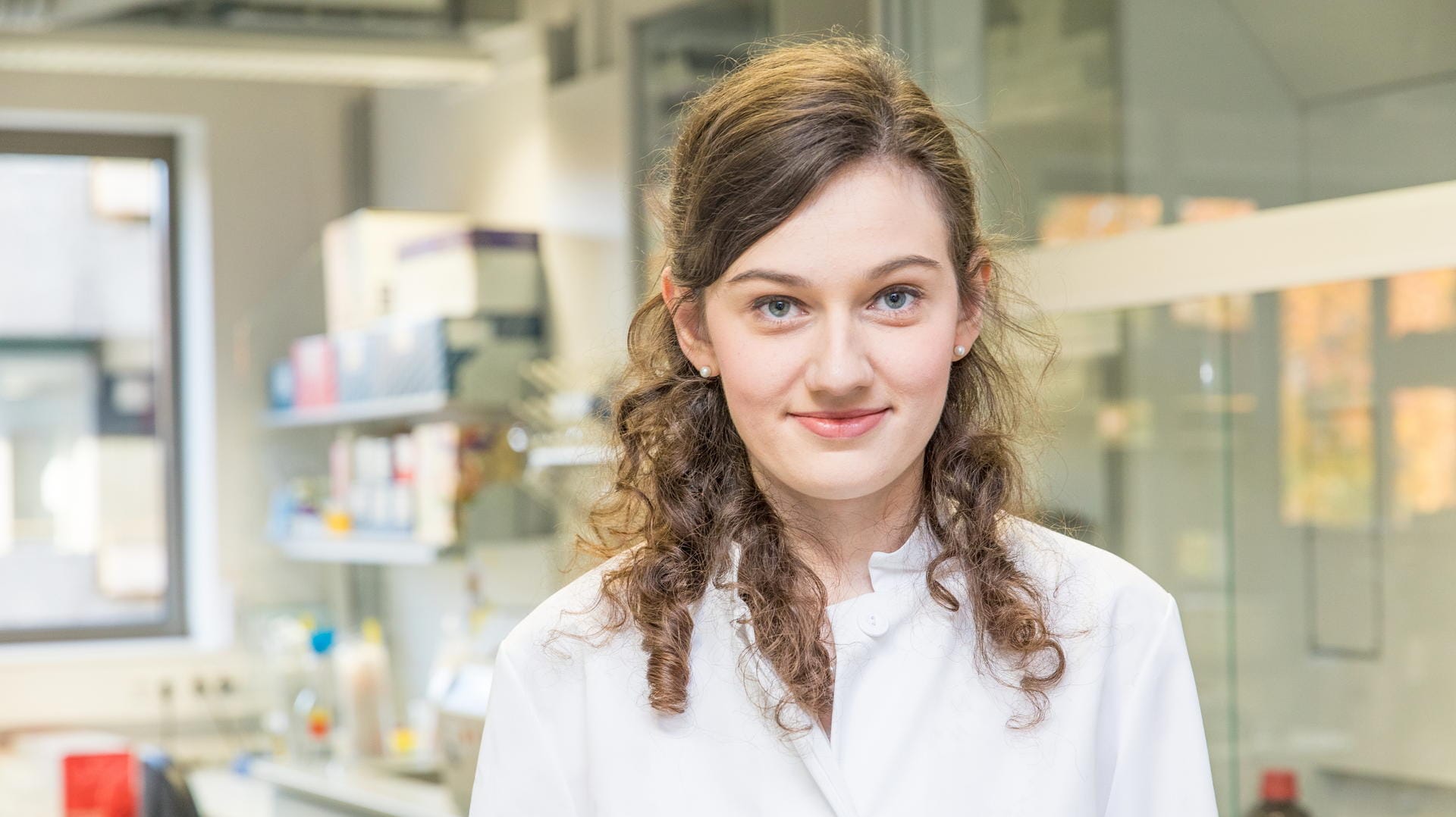 Laura Hinze steht im Labor ihrer Arbeitsgruppe an der Medizinische Hochschule Hannover (Archivbild): Die Krebsforscherin ist seit dem 1. Januar 2021 in der kinderonkologischen Klinik der MHH als Ärztin und Wissenschaftlerin tätig. Laura Hinze steht im Labor ihrer Arbeitsgruppe an der Medizinische Hochschule Hannover (Archivbild): Die Krebsforscherin ist seit dem 1. Januar 2021 in der kinderonkologischen Klinik der MHH als Ärztin und Wissenschaftlerin tätig.
