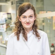 Laura Hinze steht im Labor ihrer Arbeitsgruppe an der Medizinische Hochschule Hannover (Archivbild): Die Krebsforscherin ist seit dem 1. Januar 2021 in der kinderonkologischen Klinik der MHH als Ärztin und Wissenschaftlerin tätig.