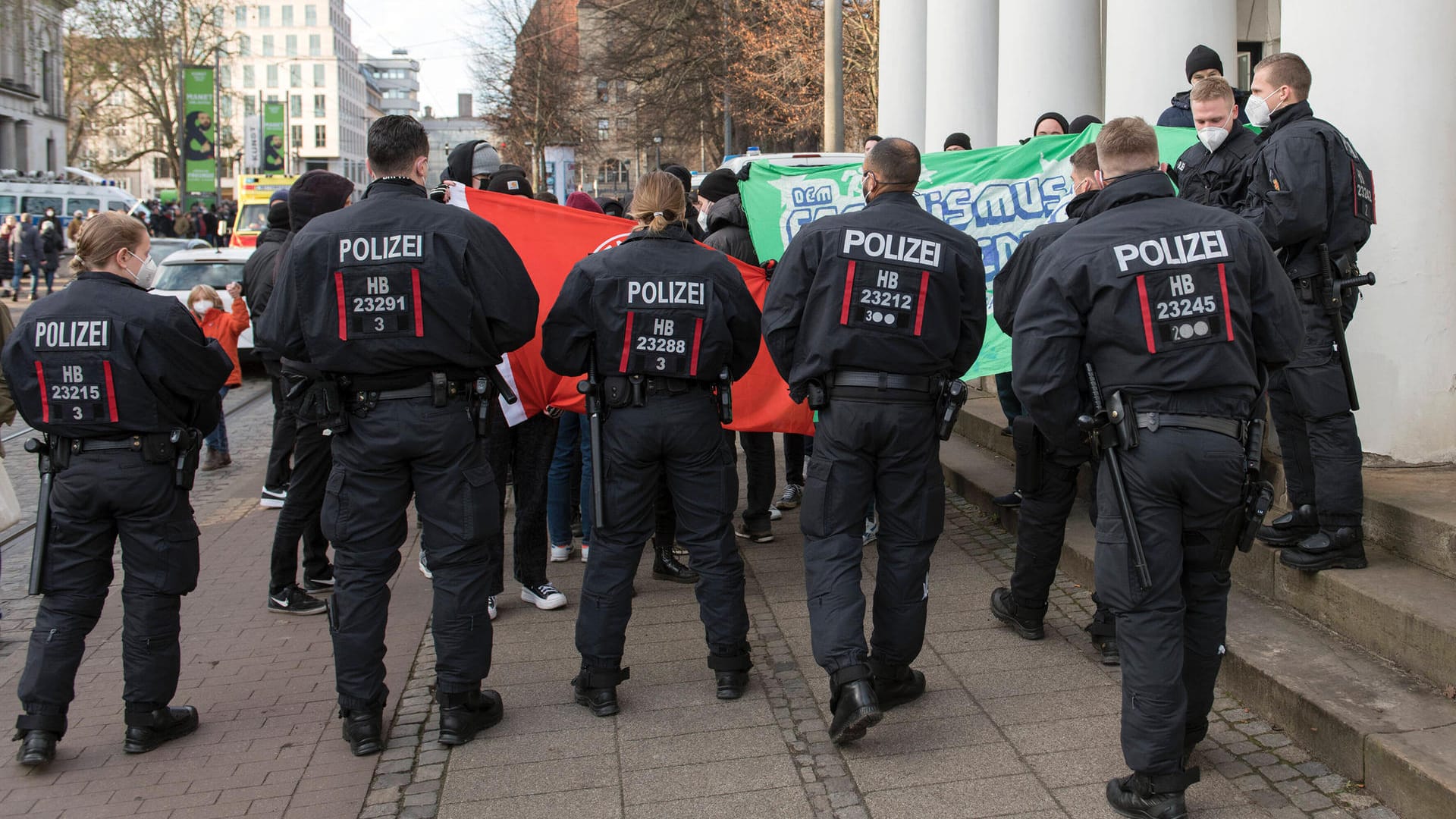 Die Bremer Polizei im Einsatz: 2021 führte vor allem die Corona-Pandemie zu einer höheren Belastung. Die Bremer Polizei im Einsatz: 2021 führte vor allem die Corona-Pandemie zu einer höheren Belastung.