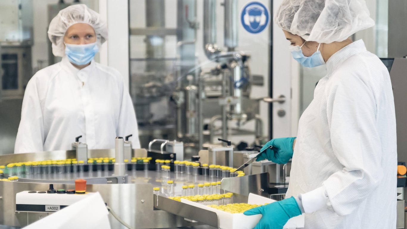 Mitarbeiterinnen eines Impfstoffwerks in Hamburg bei der Herstellung von Comirnaty: Die Studie soll bis zu 1.420 Testpersonen umfassen.