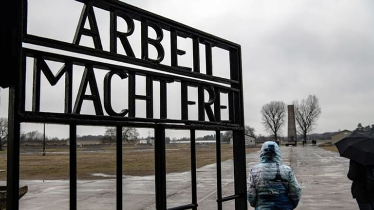 Das Eingangstor des ehemaligen Konzentrationslagers in der Gedenkstätte Sachsenhausen.