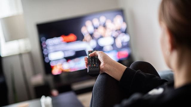 Seit Beginn der Pandemie verbringen Menschen besonders viel Zeit mit dem Streamen von Videos, Filmen und Serien. Seit Beginn der Pandemie verbringen Menschen besonders viel Zeit mit dem Streamen von Videos, Filmen und Serien.