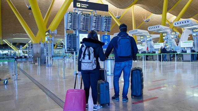 Geimpfte und Genesene müssen in Deutschland nach der Einreise aus einem Hochrisikogebiet nicht in Quarantäne.