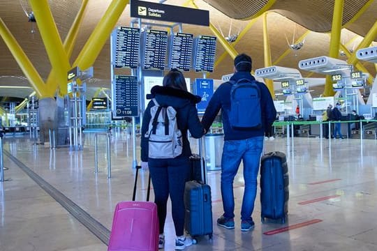 Geimpfte und Genesene müssen in Deutschland nach der Einreise aus einem Hochrisikogebiet nicht in Quarantäne.