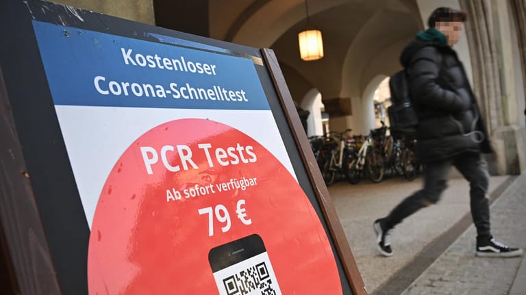 Werbung für einen PCR-Test in einer Innenstadt: Diese Testmöglichkeit soll bald nur noch für bestimmte Berufsgruppen verfügbar sein.