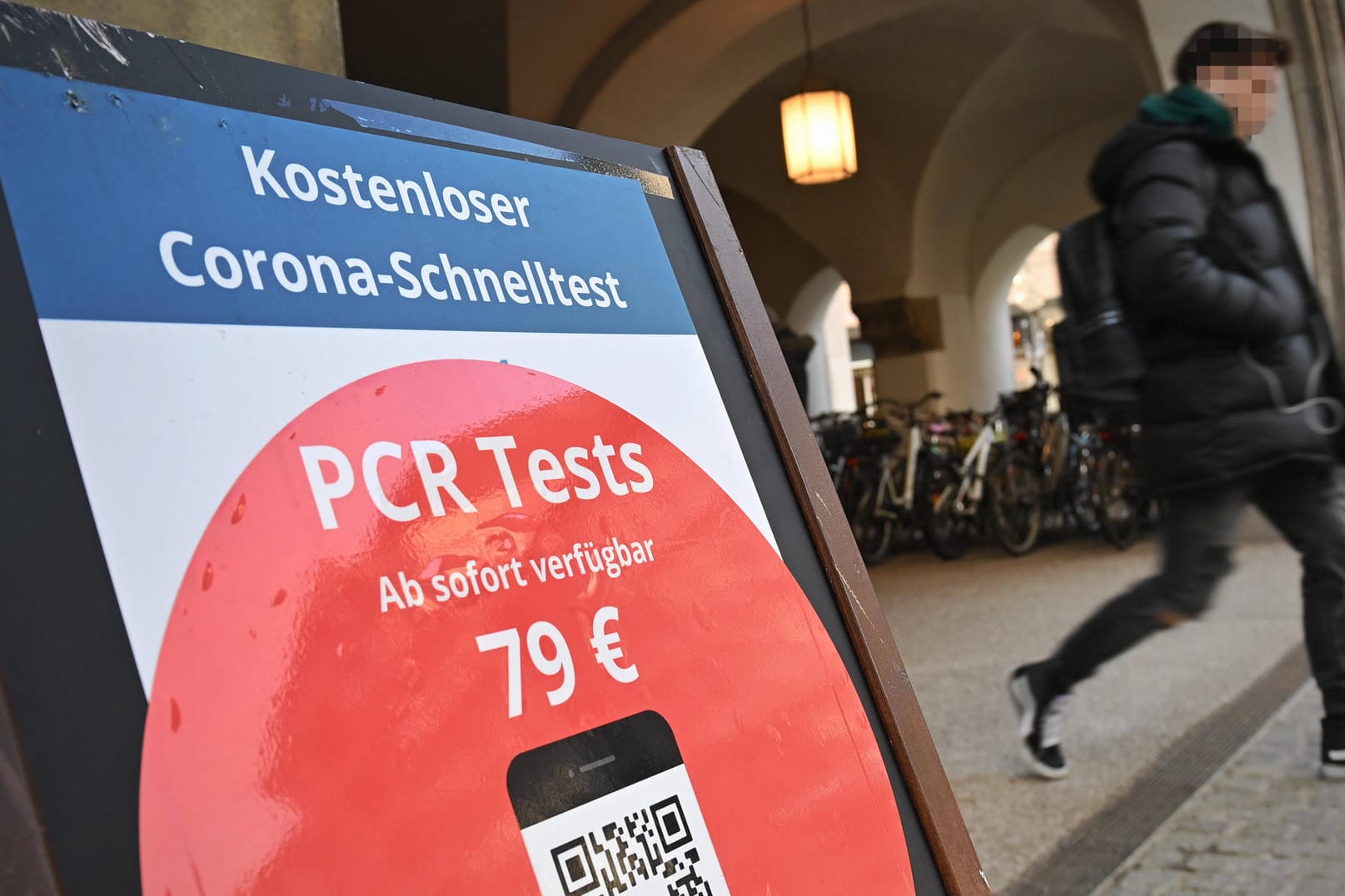 Werbung für einen PCR-Test in einer Innenstadt: Diese Testmöglichkeit soll bald nur noch für bestimmte Berufsgruppen verfügbar sein.