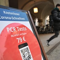 Werbung für einen PCR-Test in einer Innenstadt: Diese Testmöglichkeit soll bald nur noch für bestimmte Berufsgruppen verfügbar sein.