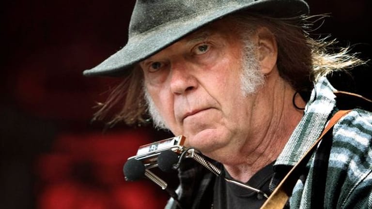 Neil Young tritt auf dem Roskilde Festival auf.