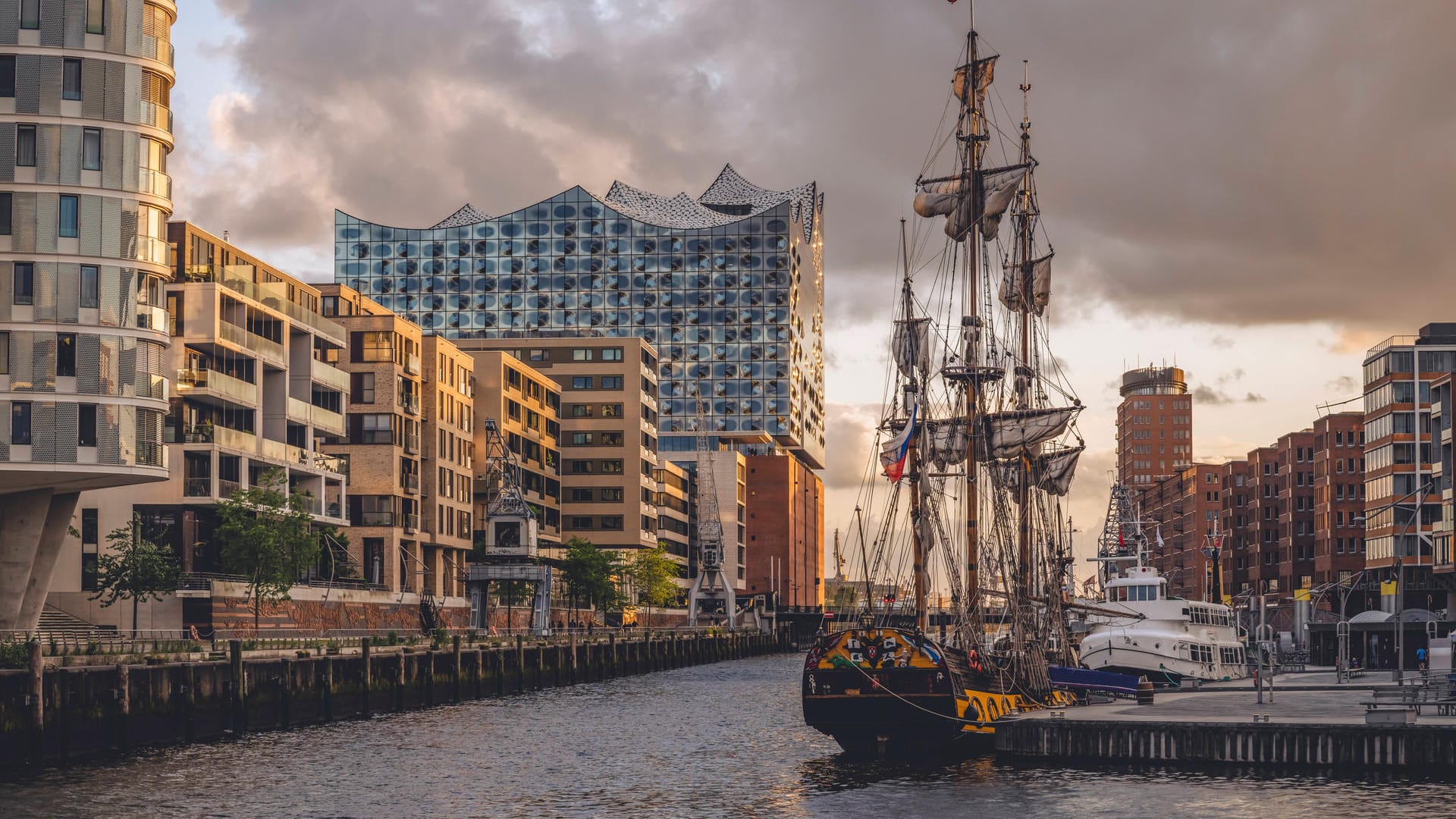Sandtorhafen-Kanal in Hamburg (Symbolbild): Die Hansestadt musste 58 Millionen Euro mehr zahlen als im Vorjahr.