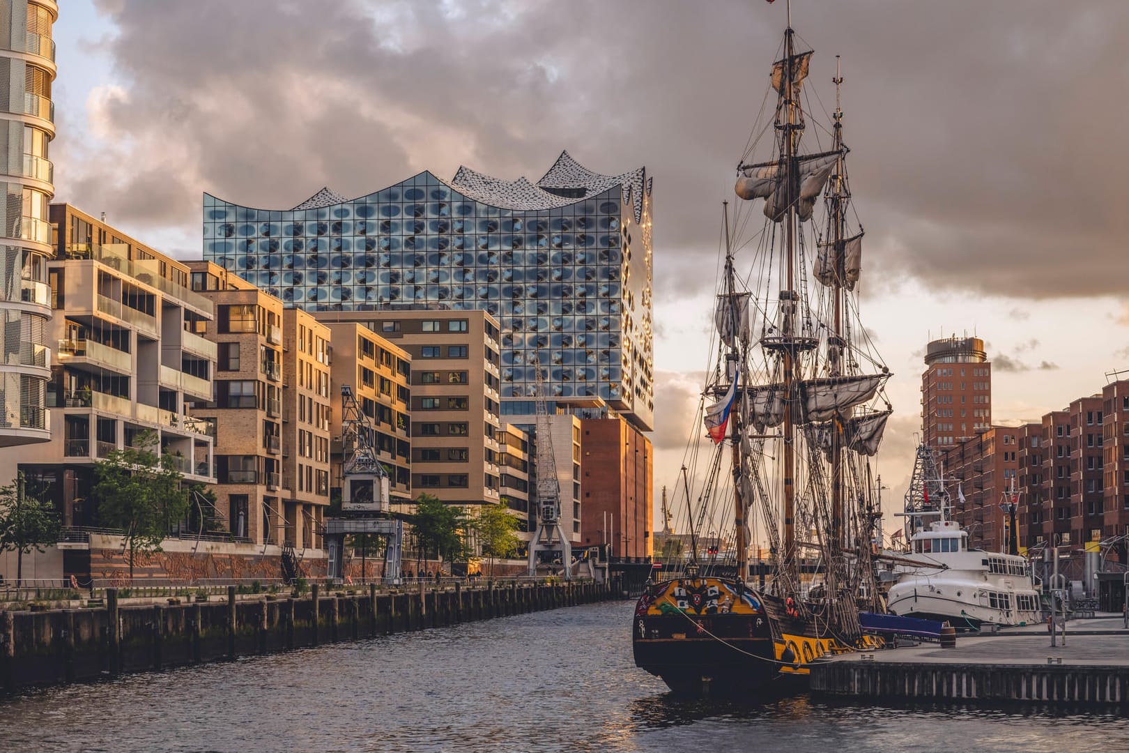 Sandtorhafen-Kanal in Hamburg (Symbolbild): Die Hansestadt musste 58 Millionen Euro mehr zahlen als im Vorjahr.