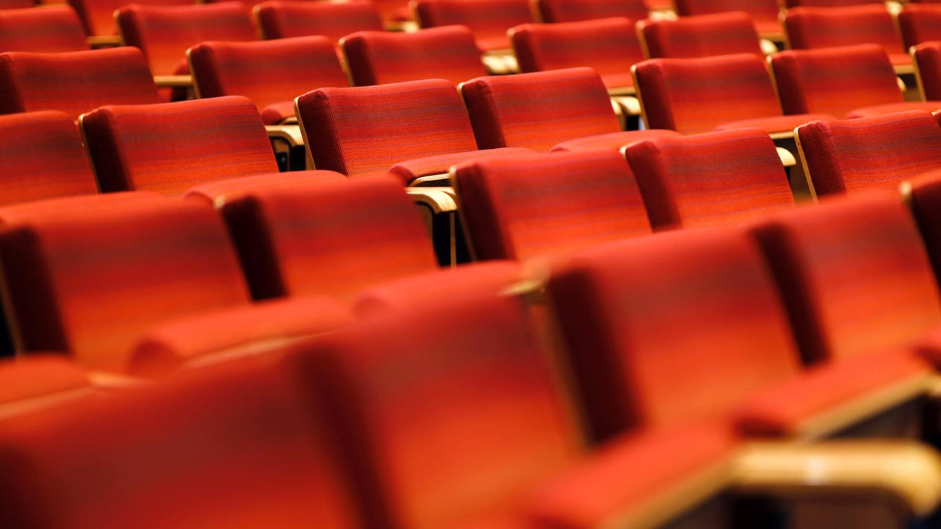Leere Sitzreihen in einem Kino (Symbolbild): Noch immer schränken die Corona-Maßnahmen den Kulturbetrieb stark ein.