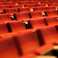 Leere Sitzreihen in einem Kino (Symbolbild): Noch immer schränken die Corona-Maßnahmen den Kulturbetrieb stark ein.