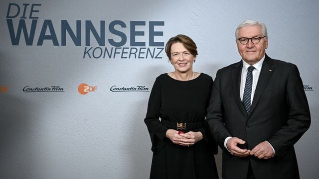 Bundespräsident Frank-Walter Steinmeier und seine Frau Elke Büdenbender kommen zu der Premiere des Films „Die Wannseekonferenz“, in das Kino Zoo-Palast.