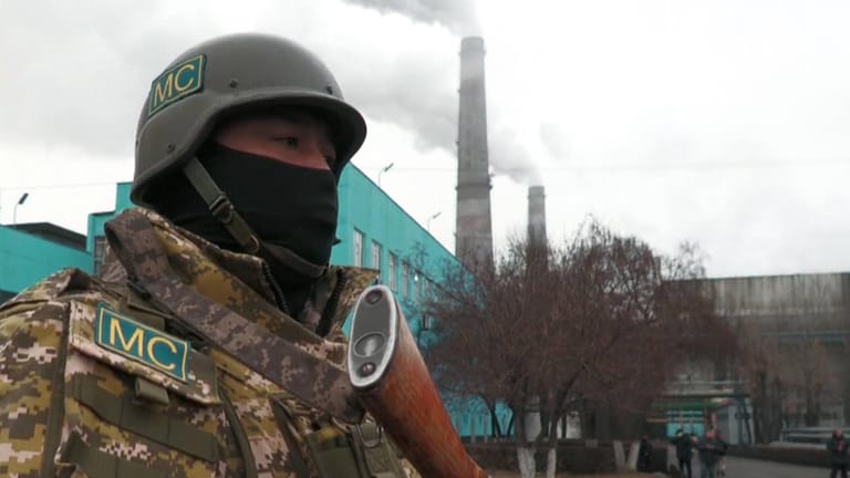 Soldat vor einem kasachischen Kraftwerk: Die Stromnetze von Kasachstan, Usbekistan, Kirgistan und Russland sind eng verbunden.