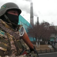 Soldat vor einem kasachischen Kraftwerk: Die Stromnetze von Kasachstan, Usbekistan, Kirgistan und Russland sind eng verbunden.