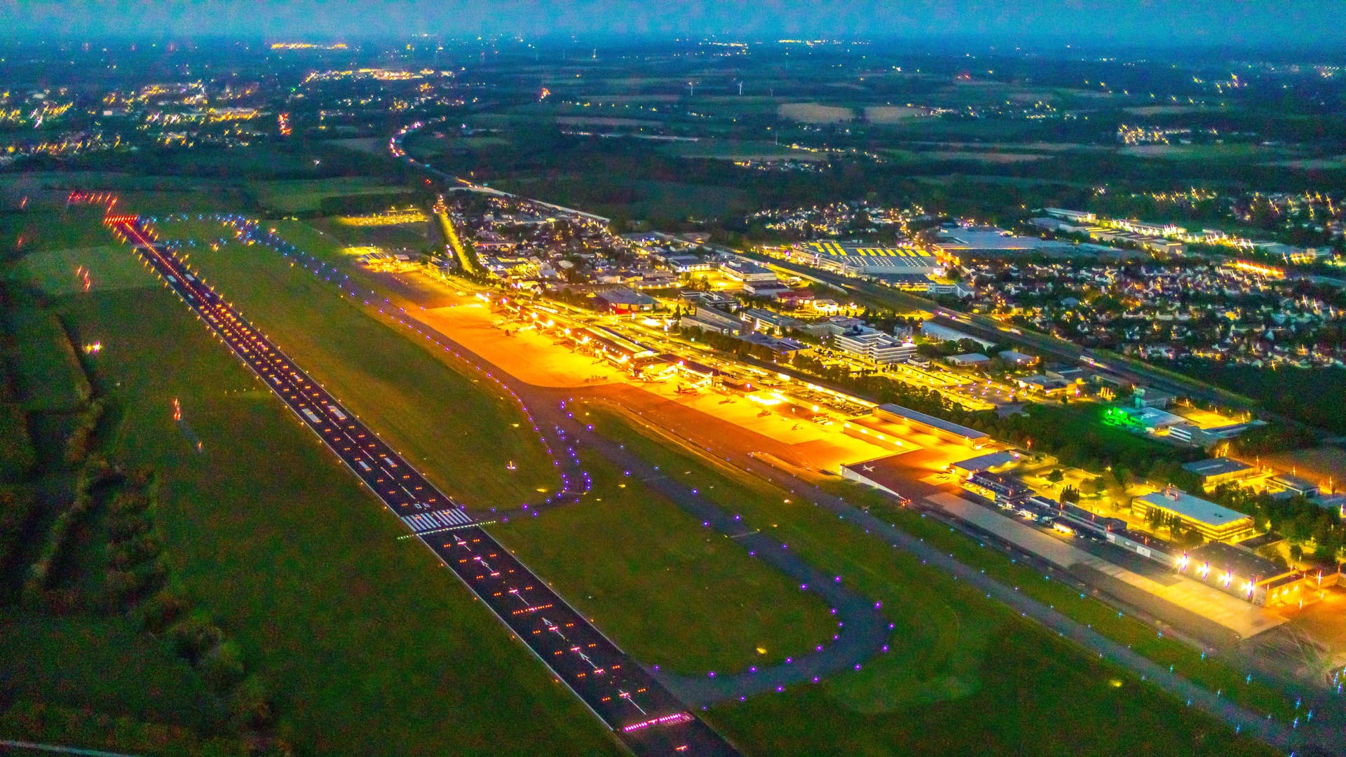 Der Dortmunder Flughafen bei Nacht (Archivbild): Dort gelten Betriebszeiten von 6 bis 22 Uhr.