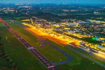 Der Dortmunder Flughafen bei Nacht (Archivbild): Dort gelten Betriebszeiten von 6 bis 22 Uhr.