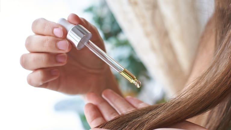 Für glänzendes und geschmeidiges Haar: "Öko-Test" hat Haaröle zahlreicher Hersteller unter die Lupe genommen.