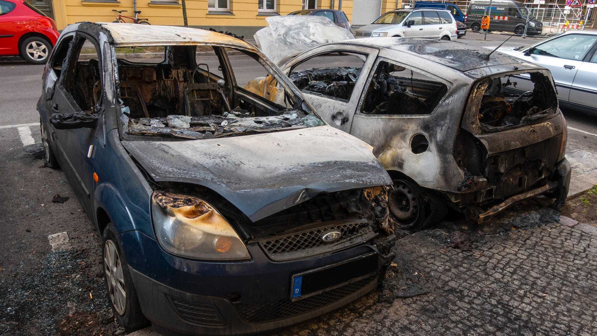 Brennende Autos in Berlin: In mehreren Ortsteilen kam es zu mutmaßlicher Brandstiftung. Brennende Autos in Berlin: In mehreren Ortsteilen kam es zu mutmaßlicher Brandstiftung.