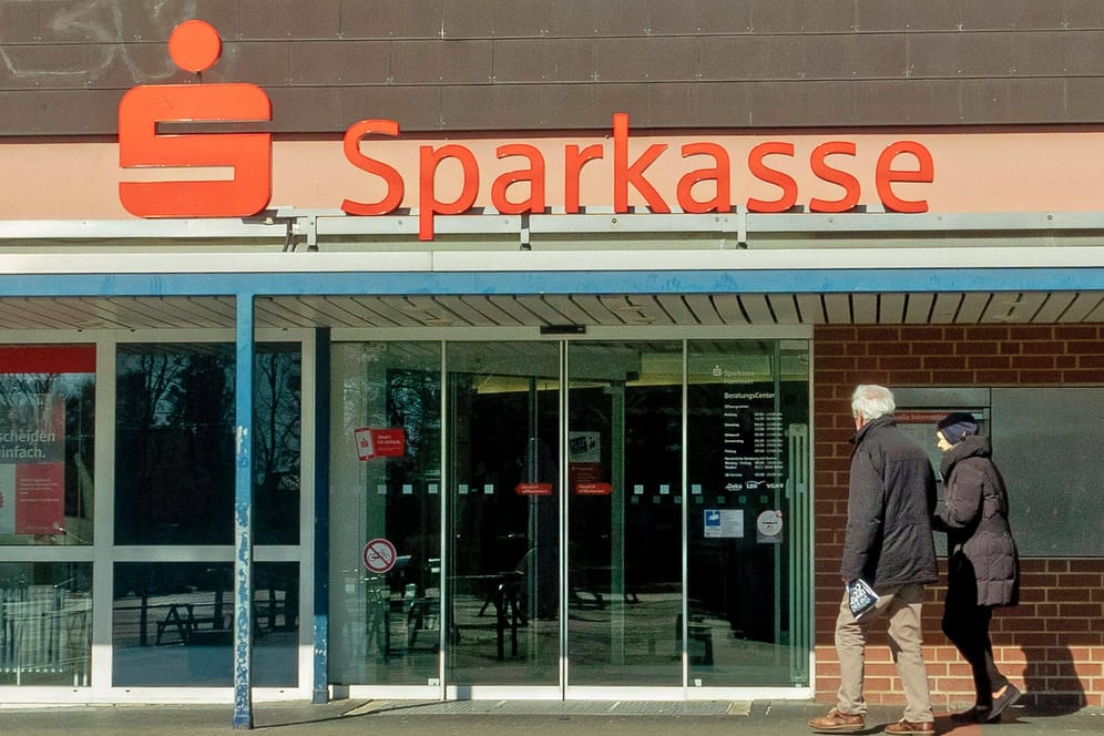 Eine Sparkassen-Filiale in Hannover/Bemerode (Archivbild): Unbekannte haben sich am Twitter-Account der Bank zu schaffen gemacht.
