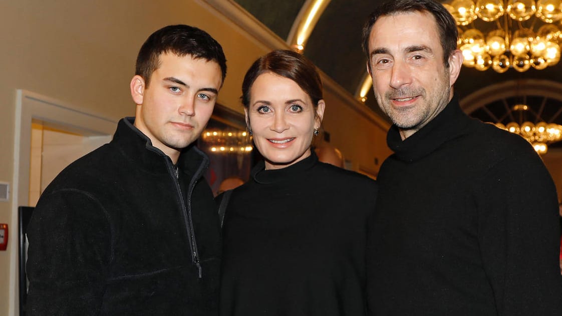 Anja Kling mit Ehemann Oliver Haas (r.) und Sohn Tano Kling bei der Premiere des Theaterstücks "Rent A Friend" in Berlin,