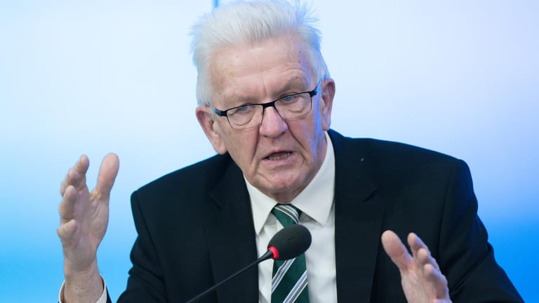 Ministerpräsident Winfried Kretschmann: Bei einer Regierungspressekonferenz in Stuttgart kündigte er Lockerungen an.