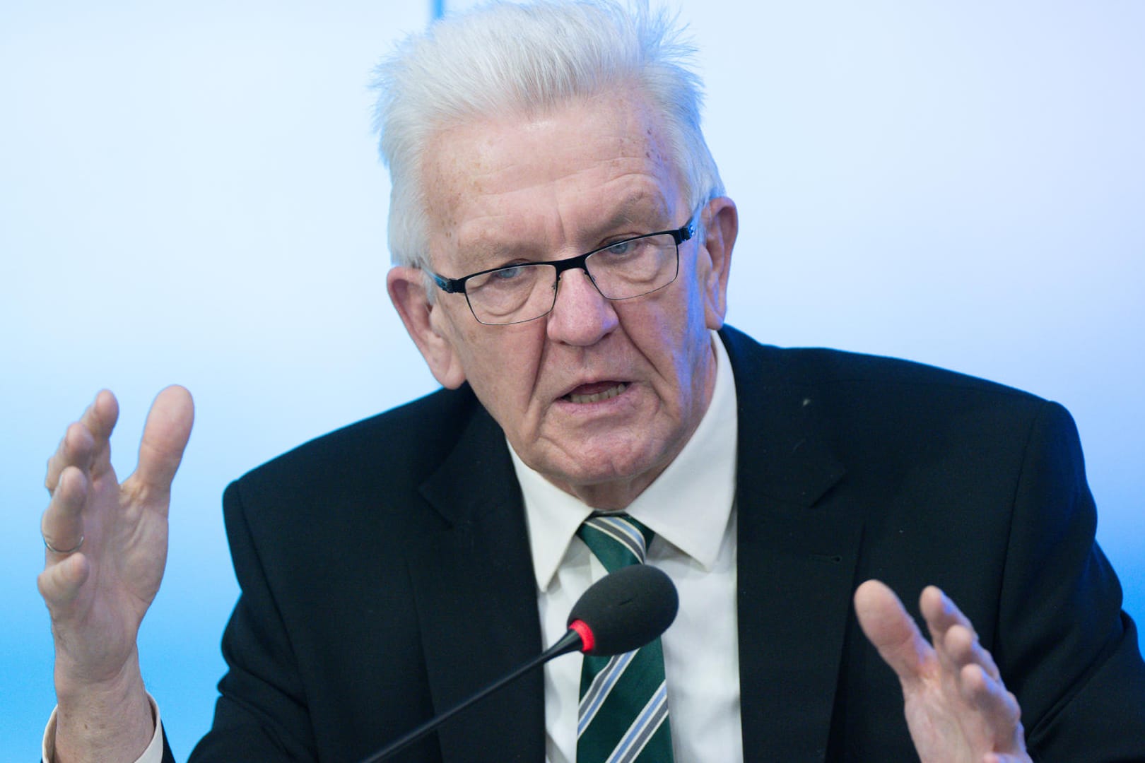 Ministerpräsident Winfried Kretschmann: Bei einer Regierungspressekonferenz in Stuttgart kündigte er Lockerungen an.