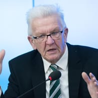 Ministerpräsident Winfried Kretschmann: Bei einer Regierungspressekonferenz in Stuttgart kündigte er Lockerungen an.