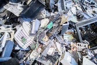 Elektroschrott in einer Halle einer Recyclingfirma.