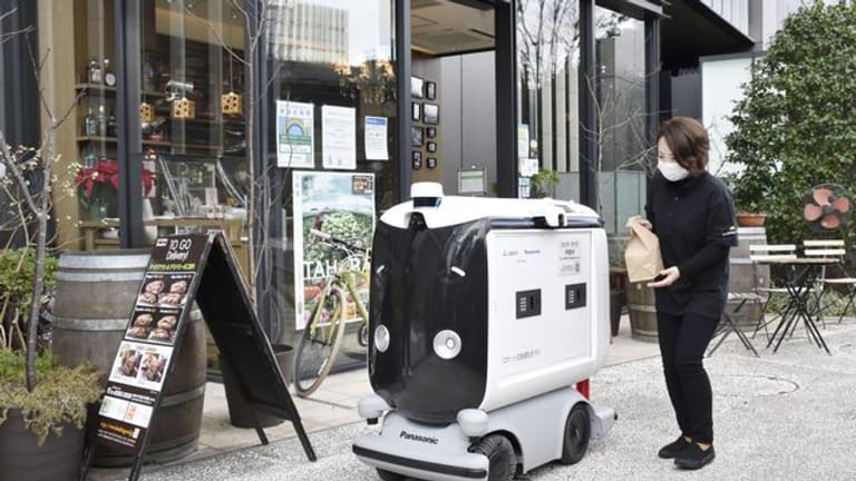 In Tokio wird der Einsatz von Robotern zum Beispiel in der Gastronomie getestet.