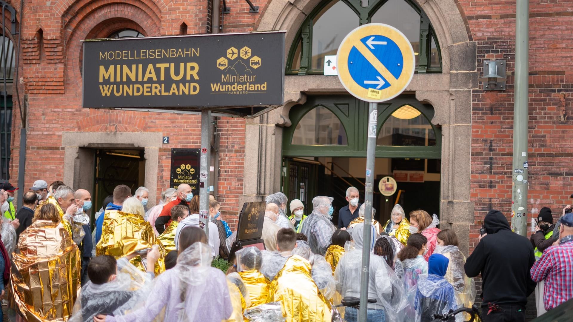 Gäste stehen in Regen-Capes vor dem Miniaturwunderland: Ein Topf in der Küche hatte Feuer gefangen. Gäste stehen in Regen-Capes vor dem Miniaturwunderland: Ein Topf in der Küche hatte Feuer gefangen.