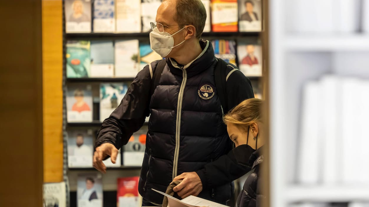 Kunden in einer Stuttgarter Buchhandlung: Die Corona-Verordnung der Landesregierung sei voraussichtlich rechtswidrig, so das Gericht in Mannheim.