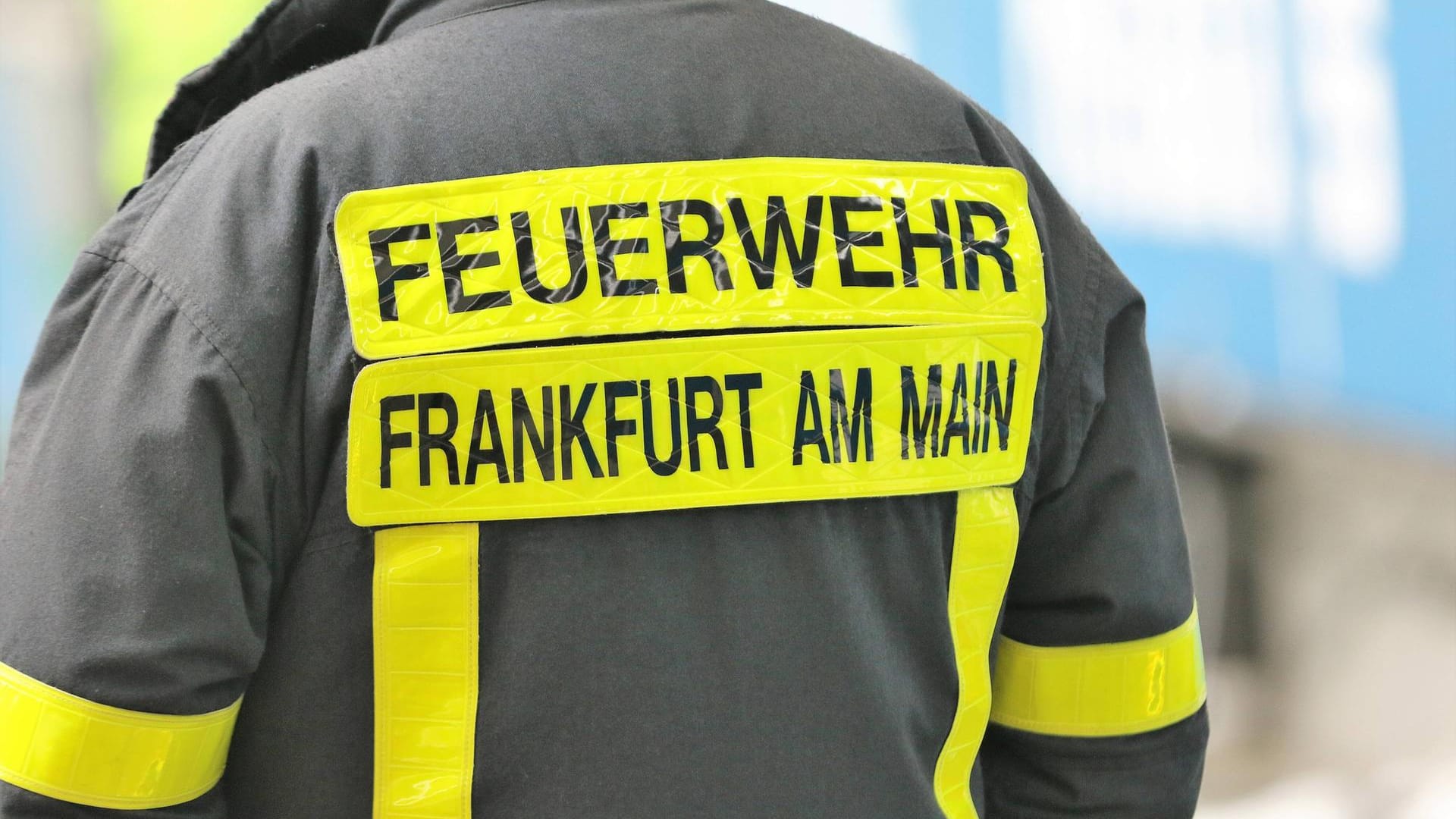 Feuerwehrmann in Frankfurt am Main (Symbolbild): Vier Autos nahmen durch die Hitze eines Feuers großen Schaden. Feuerwehrmann in Frankfurt am Main (Symbolbild): Vier Autos nahmen durch die Hitze eines Feuers großen Schaden.