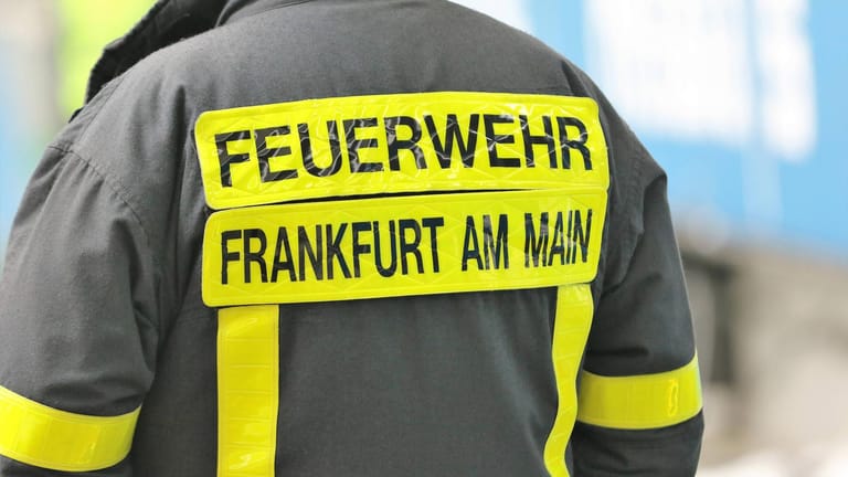 Feuerwehrmann in Frankfurt am Main (Symbolbild): Vier Autos nahmen durch die Hitze eines Feuers großen Schaden.