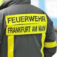 Feuerwehrmann in Frankfurt am Main (Symbolbild): Vier Autos nahmen durch die Hitze eines Feuers großen Schaden.