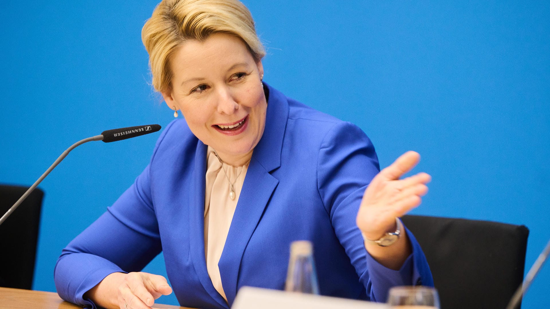 Franziska Giffey (SPD), Regierende Bürgermeisterin von Berlin: Durch die Aufhebung der Präsenzpflicht werde das Angebot in der Schule sichergestellt, sagte sie. Franziska Giffey (SPD), Regierende Bürgermeisterin von Berlin: Durch die Aufhebung der Präsenzpflicht werde das Angebot in der Schule sichergestellt, sagte sie.
