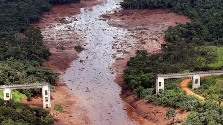 Die Luftaufnahme aus dem Januar 2019 zeigt eine zerstörte Brücke nach dem Dammbruch an der Eisenerzmine Corrego do Feijao.